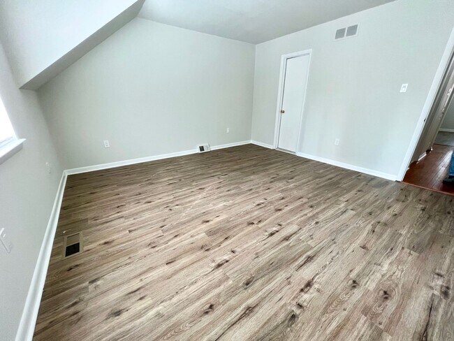 Building Photo - Luxurious 3-Bedroom Townhome in Logan Square with Parking Space Included! Available mid-August!