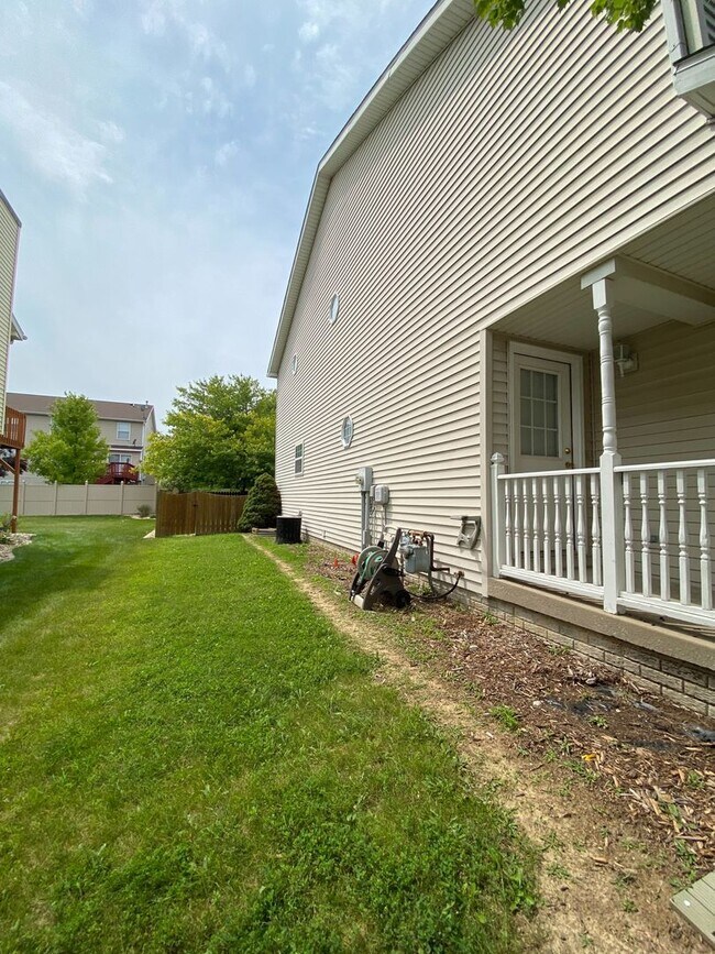 Building Photo - Beautiful 3BR, 2.5 bath townhouse in north Normal. Over 2300 square feet. Large finished basement...