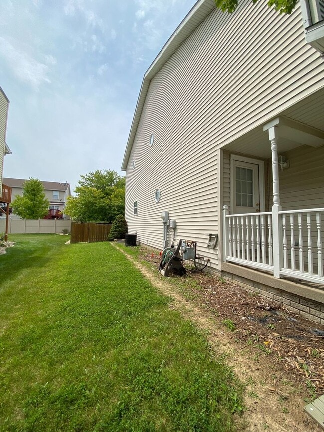 Building Photo - Beautiful 3BR, 2.5 bath townhouse in north Normal. Over 2300 square feet. New carpet throughout. ...