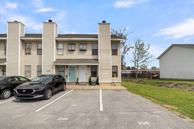 Building Photo - 206 Pine Shadow Dr