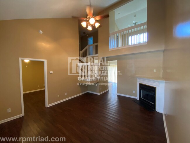 Building Photo - *Move In Special* Spacious 3BR/2.5BA End U...