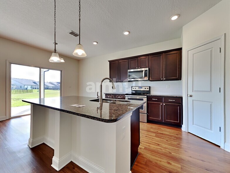 Building Photo - 3308 Roundabout Dr