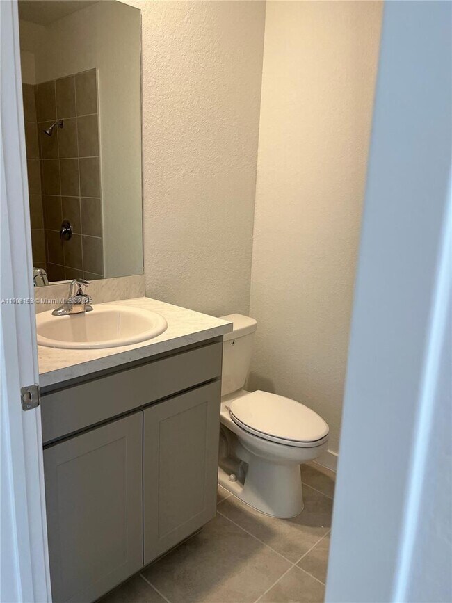 Building Photo - 326 NE 1st Ave