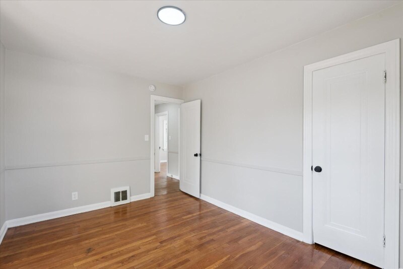 Building Photo - 174 E 196th St