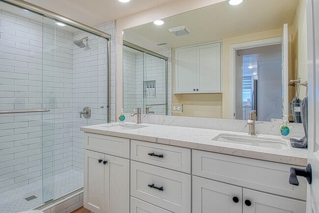 Building Photo - 5008 Seashore Dr