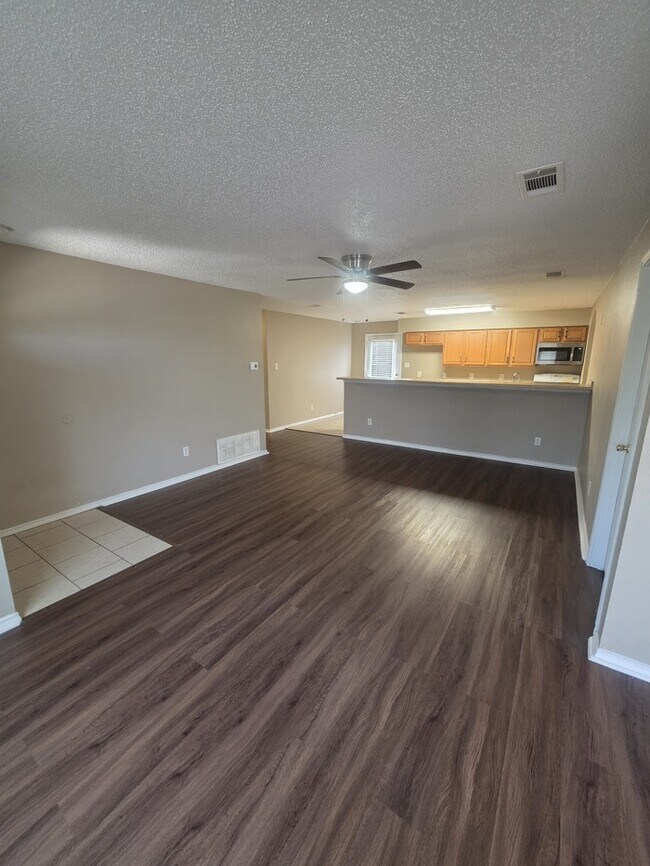 Building Photo - 4 bed 2 bath home