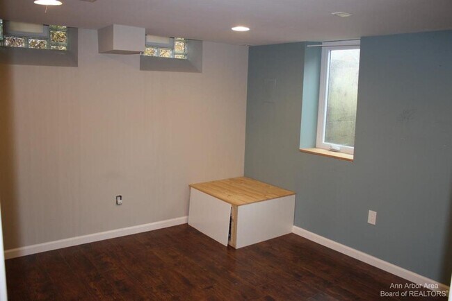 Building Photo - Spacious Ranch