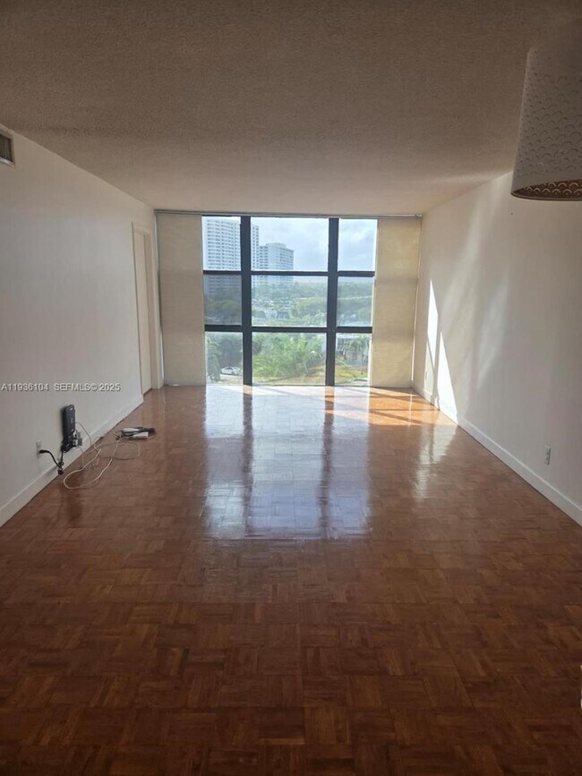 Building Photo - 800 Parkview Dr