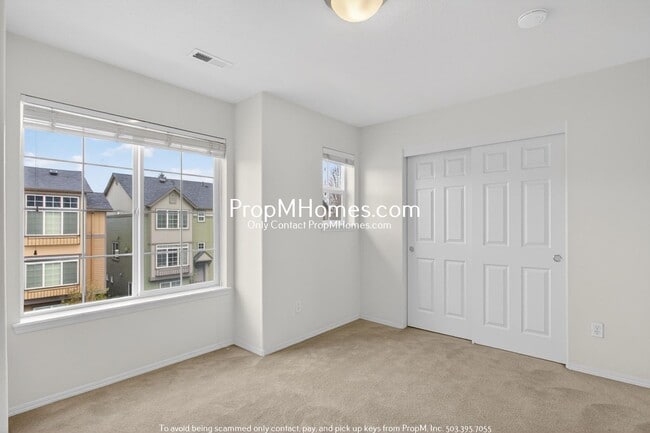 Building Photo - Spacious Three Bedroom Townhome in the Heart of Beaverton!