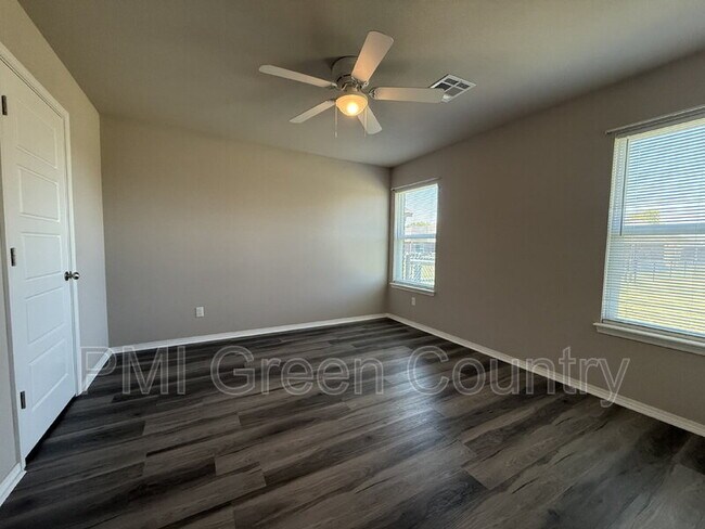 Building Photo - 14709 N 46th W Ave
