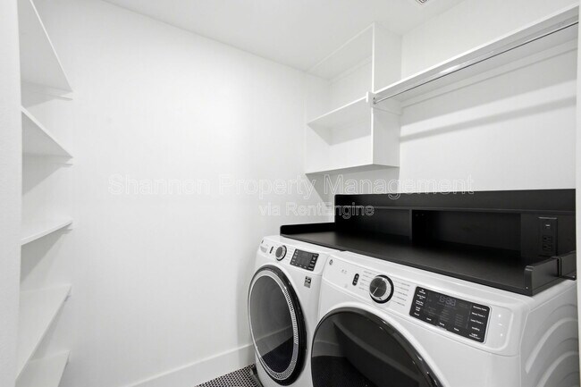 Building Photo - 1307 Bayou St