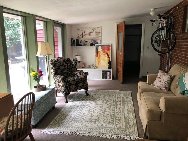 Building Photo - Adorable, Centrally Located 3 Bed/1.5 Bath Home - Available July 6th!