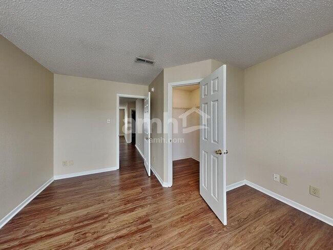 Building Photo - 6805 W Littleton Dr