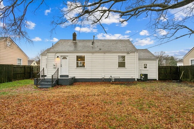 Building Photo - Renovated home in Heart of Hampton Roads