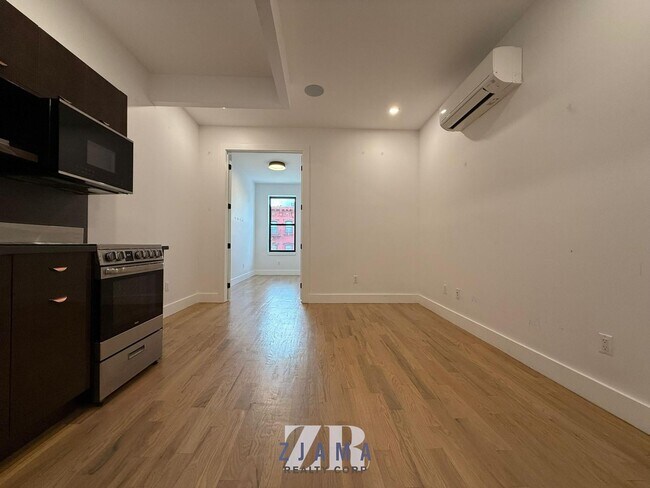 Building Photo - 104 Graham Ave