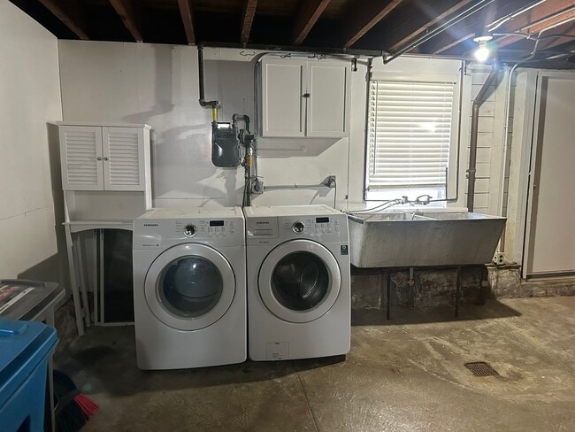 Building Photo - Bright & Charming Miraloma Home