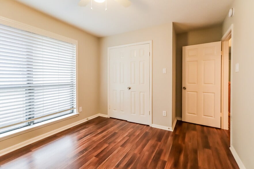 Building Photo - 3910 Cedar Valley Dr