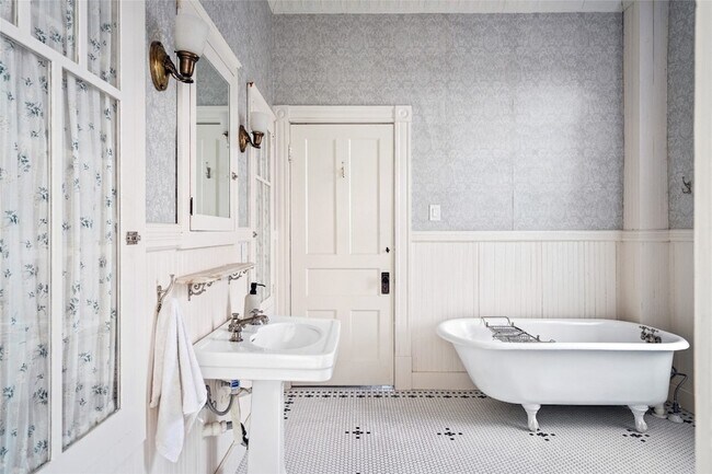 Building Photo - 1112 Broadway Avenue J