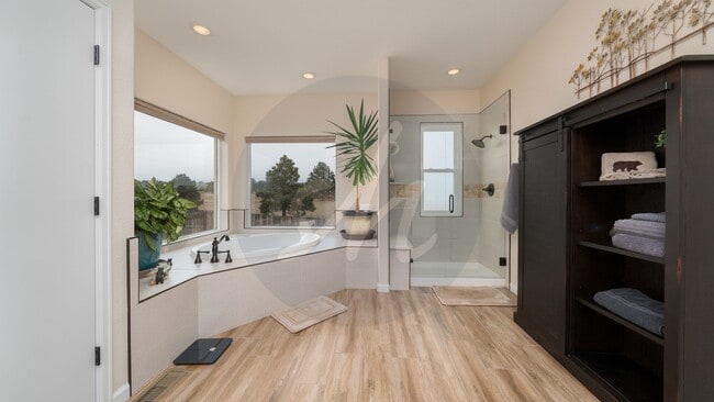 Building Photo - Country Living on 13.5 Acres