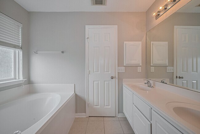 Building Photo - 9714 Angleside Ln