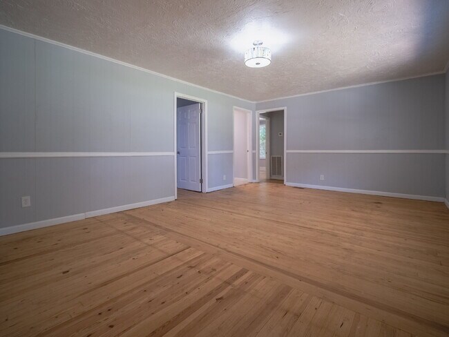 Building Photo - 507 8th Ave Ext