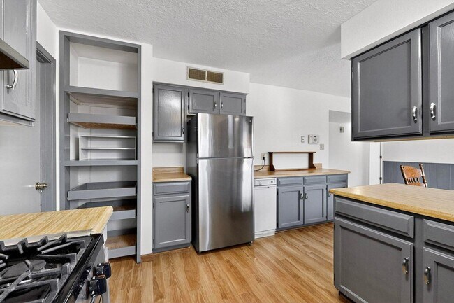 Building Photo - 2702 Avenida Del Sol