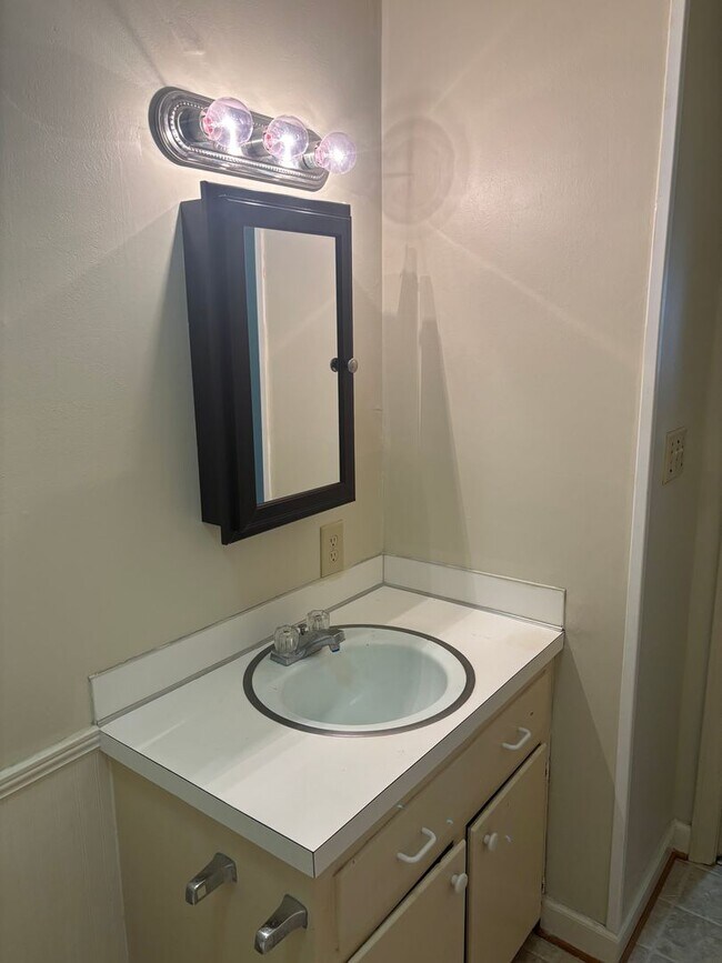 Building Photo - Very nice Townhome