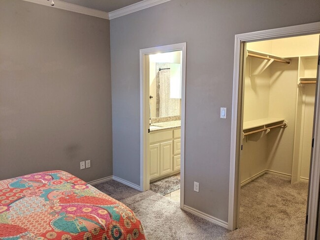 Building Photo - 3 Bed 3 Bath Townhome in Summit Crossing for Fall 2026 Move In!