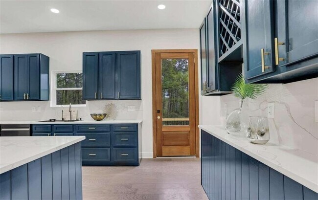 Building Photo - 537 Stillwood Dr