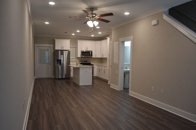 Building Photo - Available June 1 Three Bedroom Townhouse a...