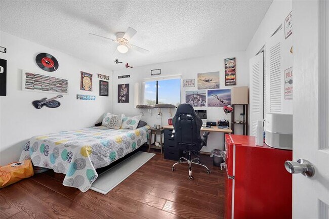 Building Photo - 9468 S Palm Dr