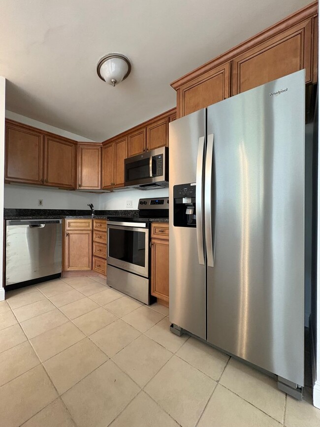 Building Photo - 25% off 1st month's rent for 4/1/26 move-in. Completely updated 2 bedroom condo in desireable Bro...