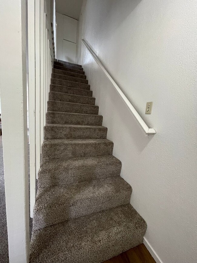 Building Photo - Charming Townhouse (2 Bed / 1.5 Bath)
