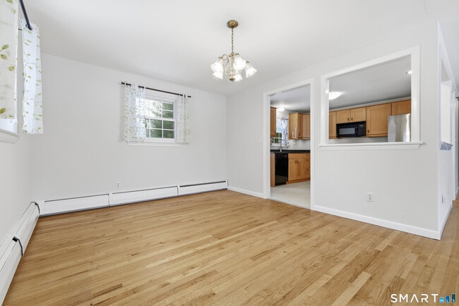 Building Photo - 10 College St