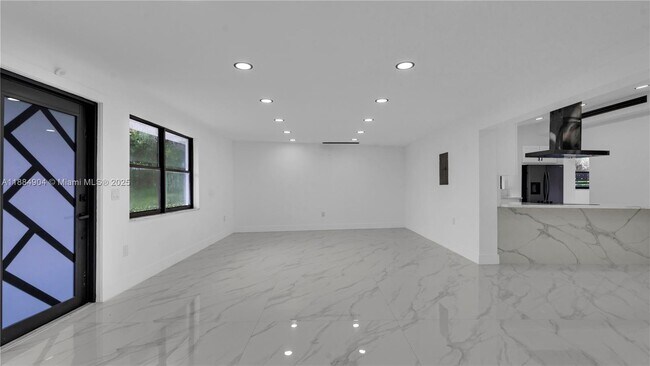 Building Photo - 2413 Gulfstream Ln