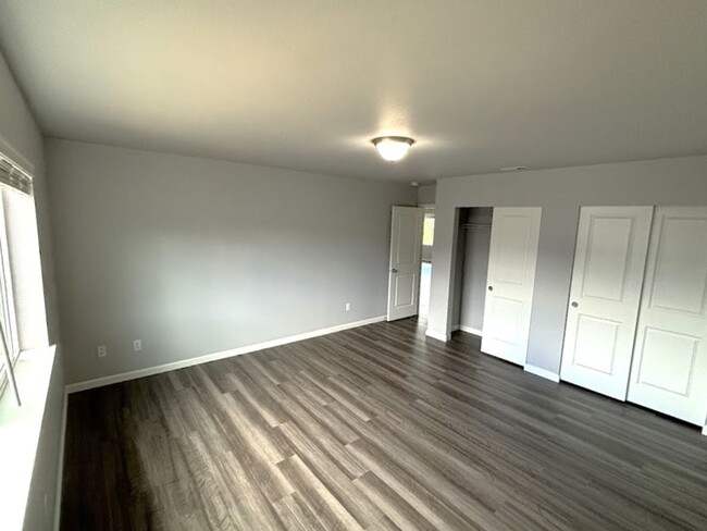 Building Photo - 4 bedroom 2.5 bathroom home in the heart o...