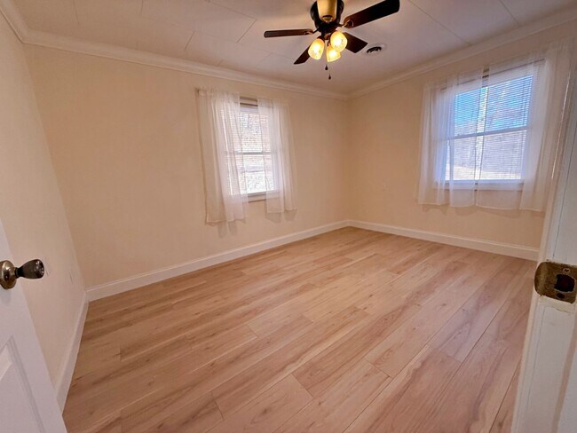 Building Photo - 315 E Millers Cove Rd