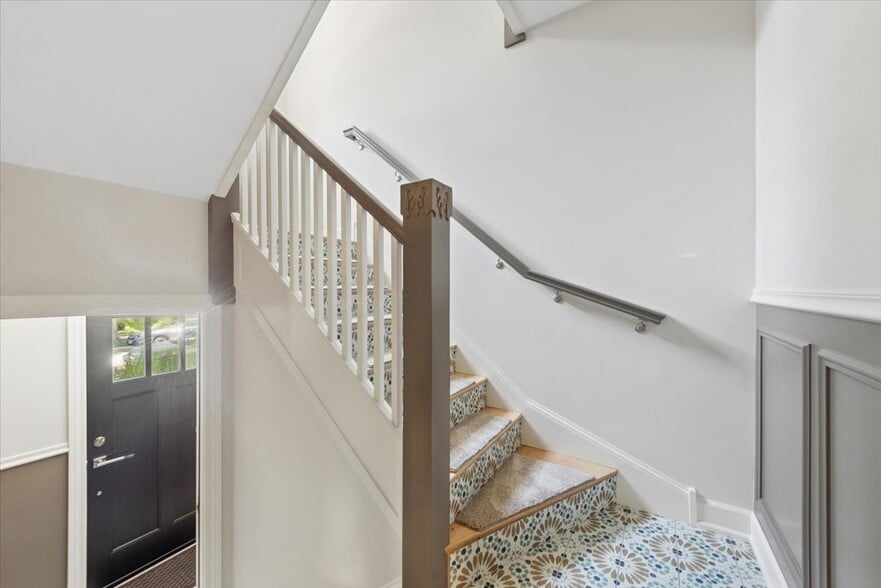 Interior Stairs to 2nd Floor - 5028 N Mozart St