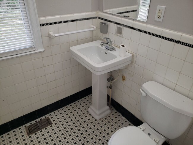 Building Photo - Wonderful Westridge