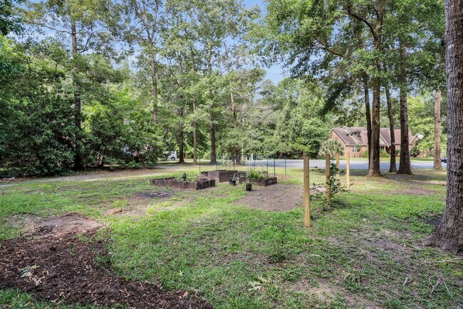 Building Photo - AVAILABLE LATE JULY 2025 (PET FRIENDLY)