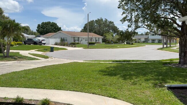 Building Photo - Remodeled Pool Home Located in the Very De...