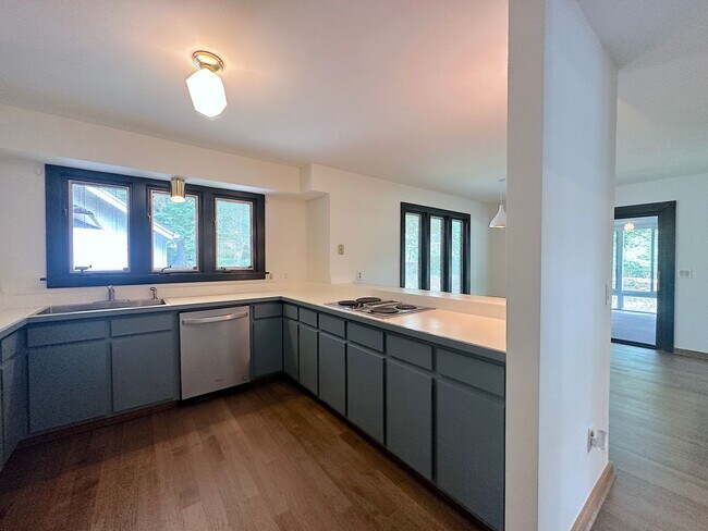 Building Photo - This Home is a Hole in One!