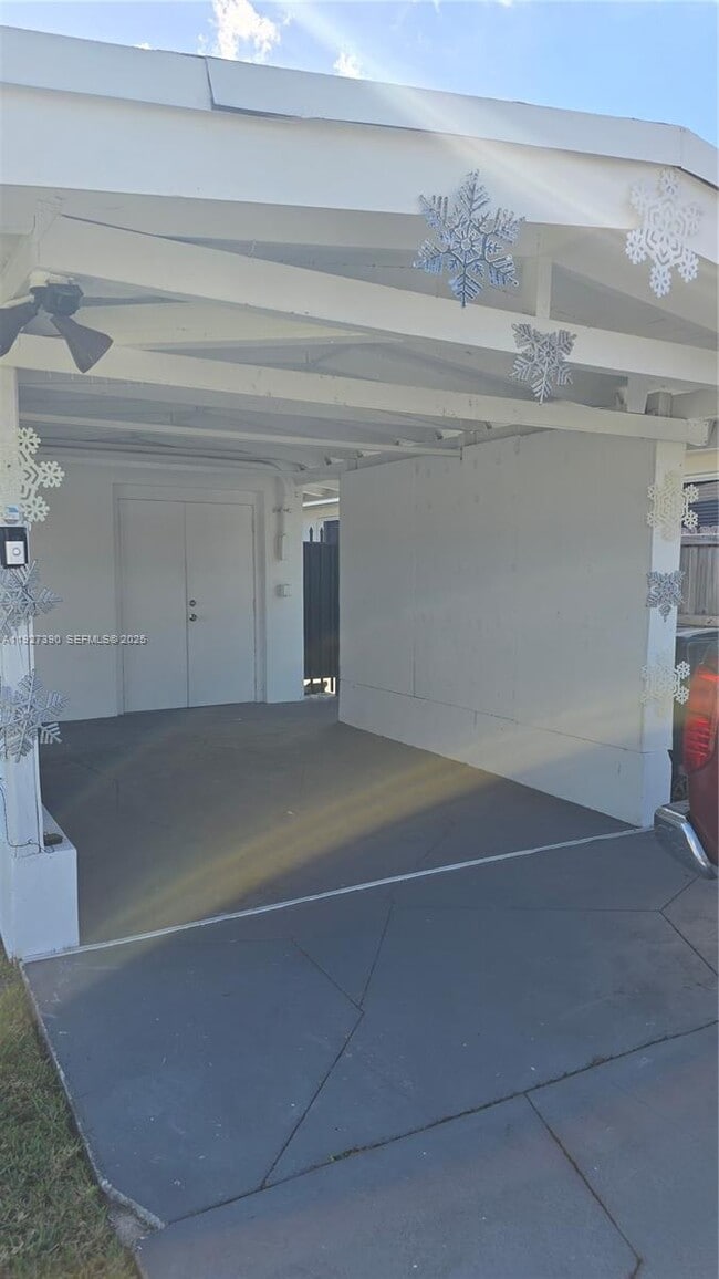 Building Photo - 6550 SW 26th St