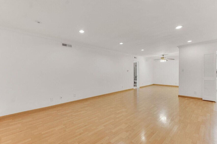 Building Photo - 4950 Louise Ave