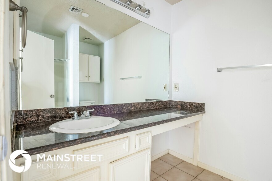 Building Photo - 1215 New Tree Ln