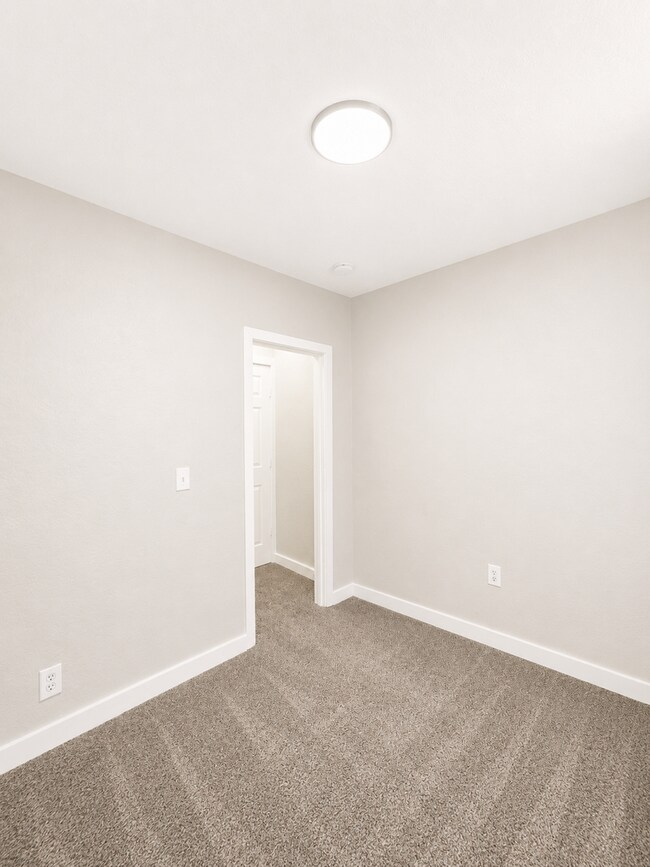 Building Photo - Spacious 6-Bedroom, 4-Bath Home with Plenty of Living Space