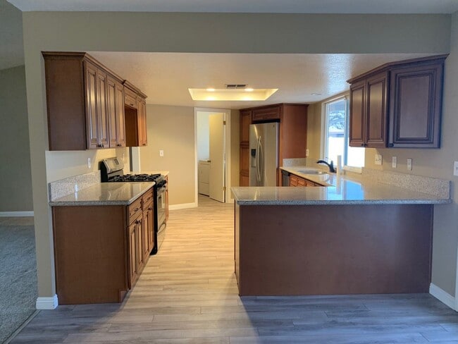Building Photo - Beautiful Desert Knolls Home