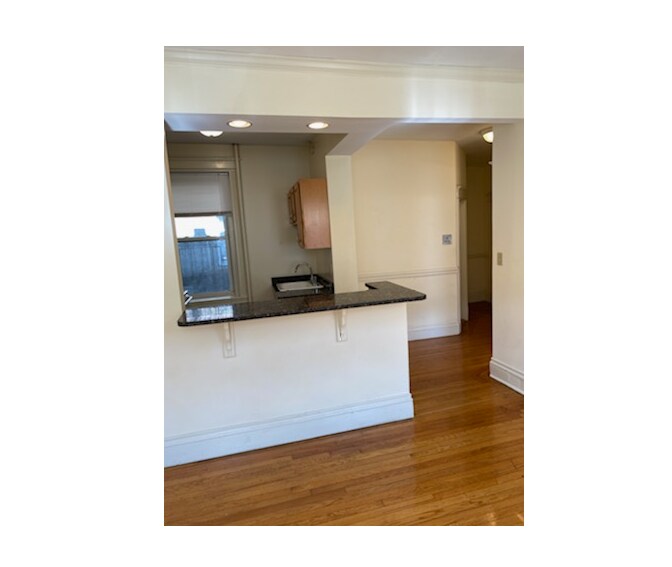 Building Photo - 24 Queensberry St