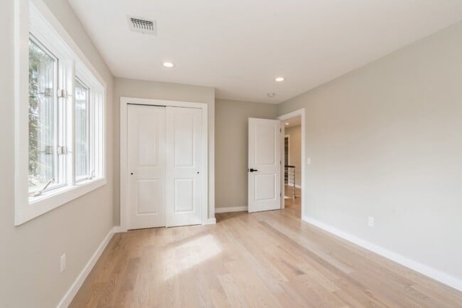 Building Photo - 66 E Gramercy Pl