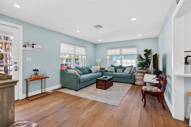 Building Photo - 741 Lantana Ave